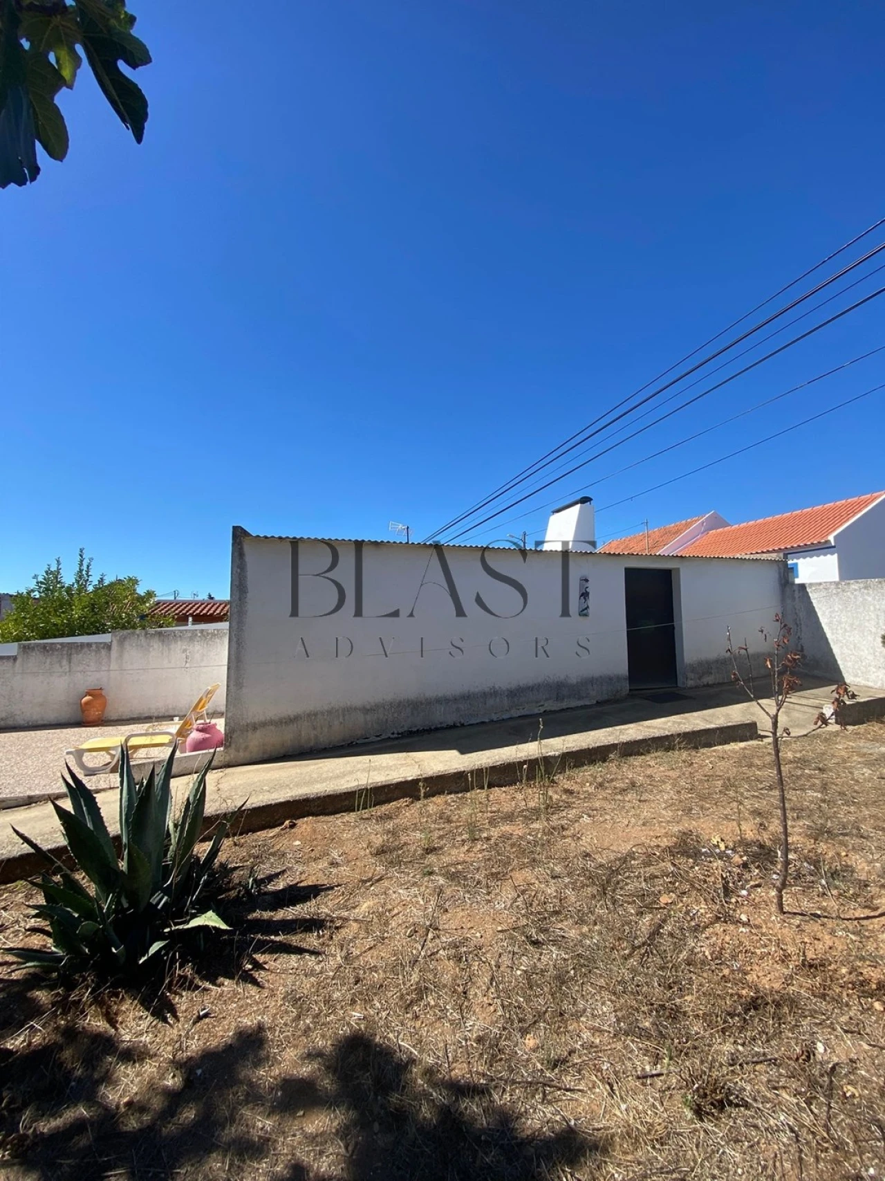 Moradia T2 para Venda em Abela Foto 24