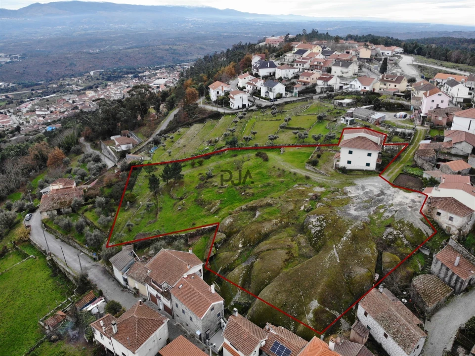 Moradia T4 para Venda em Infias Foto 1