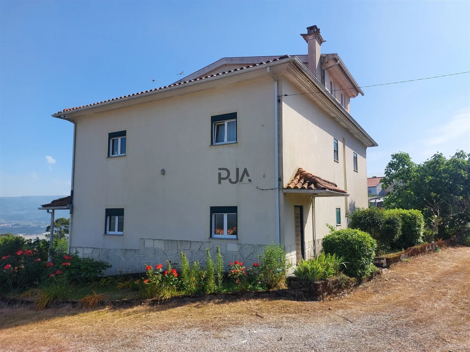 Moradia T4 para Venda em Infias Foto 2