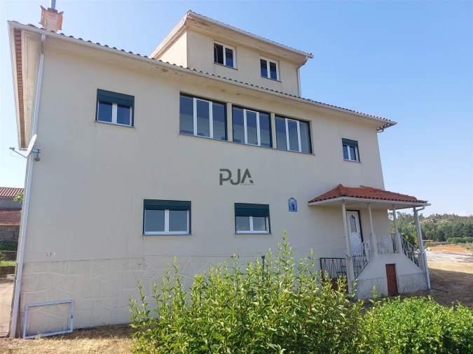 Moradia T4 para Venda em Infias Foto 4