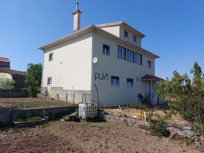 Moradia T4 para Venda em Infias Foto 5