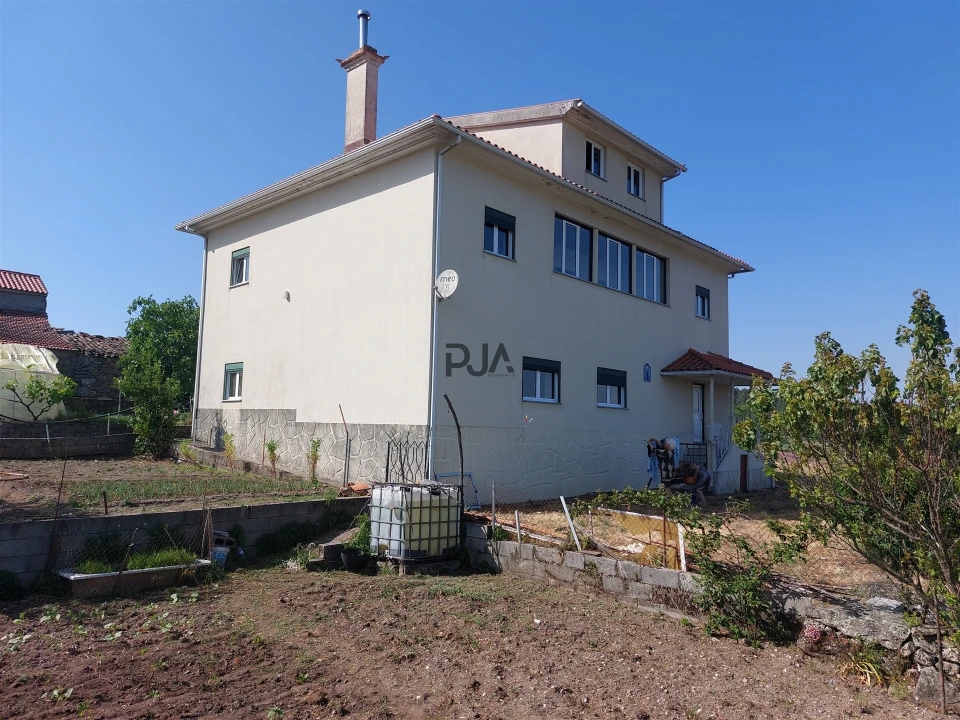 Moradia T4 para Venda em Infias Foto 6