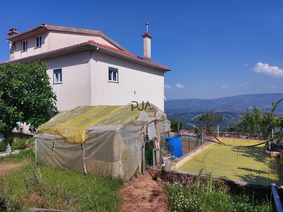 Moradia T4 para Venda em Infias Foto 4