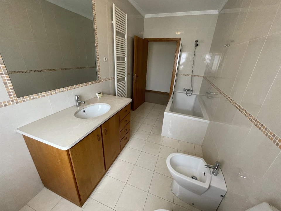 Moradia T4 para Venda em Seia, São Romão e Lapa dos Dinheiros Foto 9