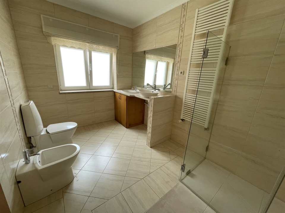 Moradia T4 para Venda em Seia, São Romão e Lapa dos Dinheiros Foto 14