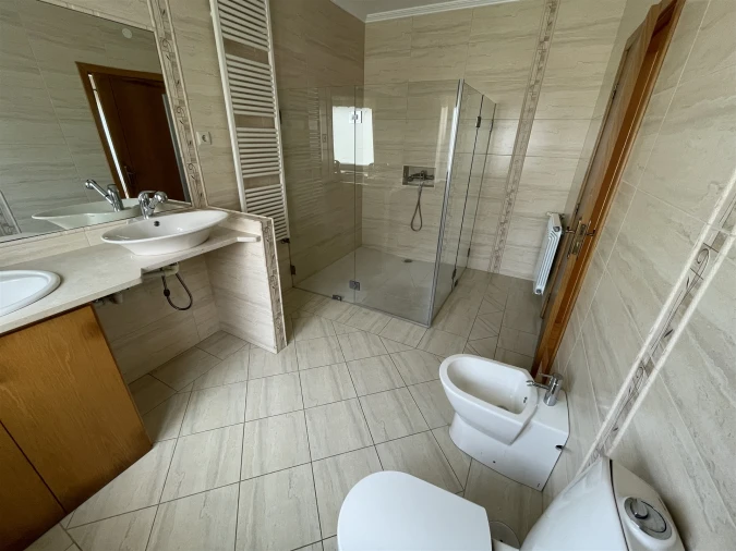 Moradia T4 para Venda em Seia, São Romão e Lapa dos Dinheiros Foto 13