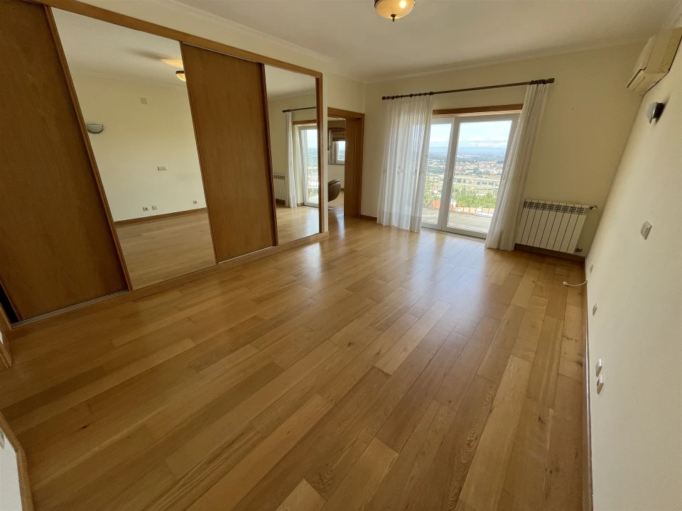 Moradia T4 para Venda em Seia, São Romão e Lapa dos Dinheiros Foto 15