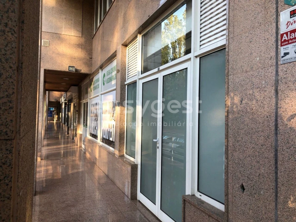 Loja para Arrendamento em Queluz e Belas Foto 1