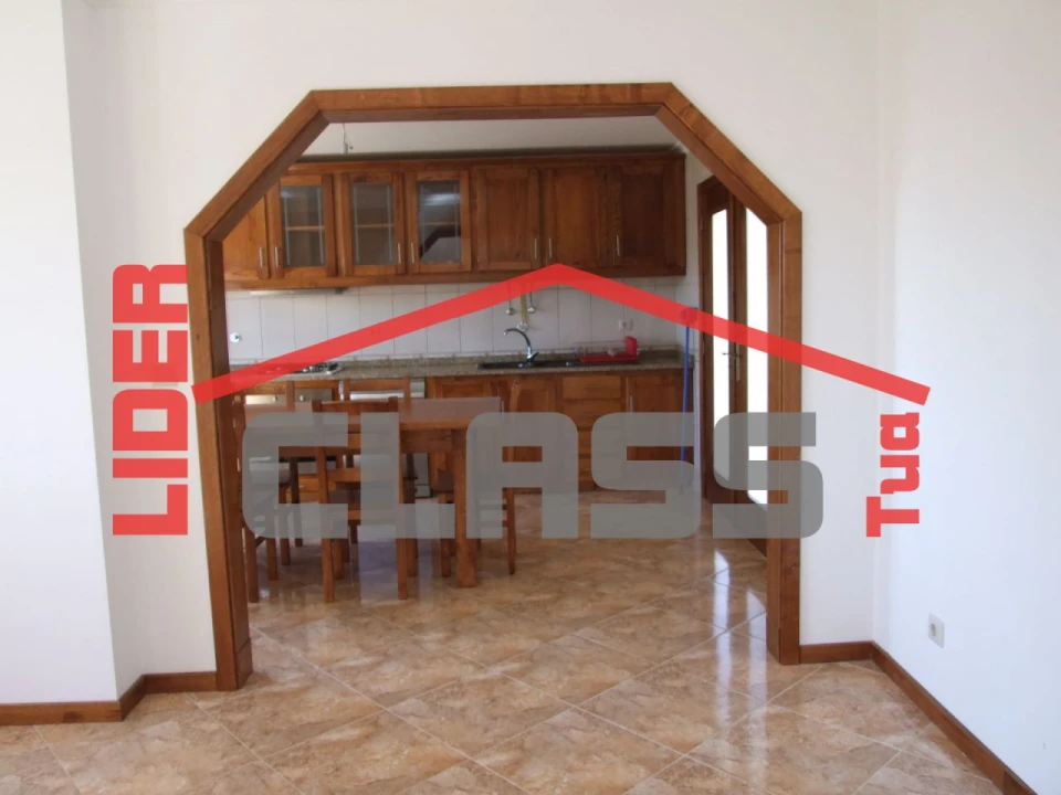 Moradia T2 para Venda em Vinhas Foto 4