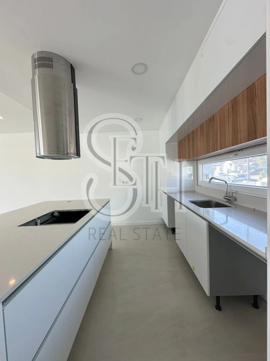 Moradia T3 para Venda em Charneca de Caparica e Sobreda