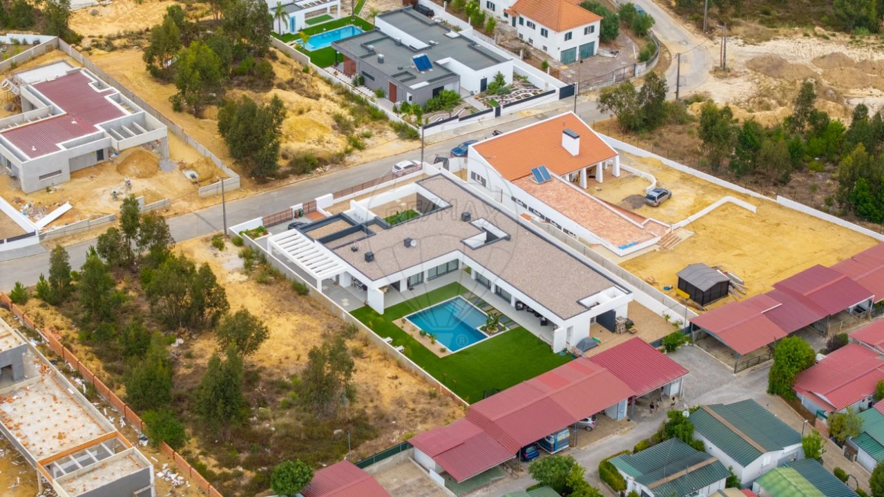 Moradia T4 para Venda em Fernao Ferro Foto 47