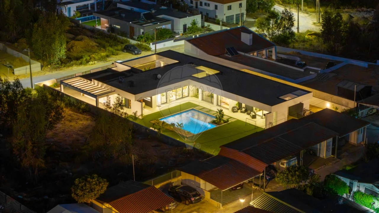 Moradia T4 para Venda em Fernao Ferro Foto 43