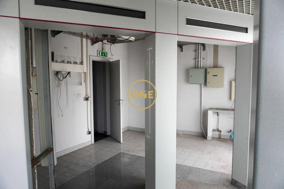 Loja para Arrendamento em Lourosa Foto 11