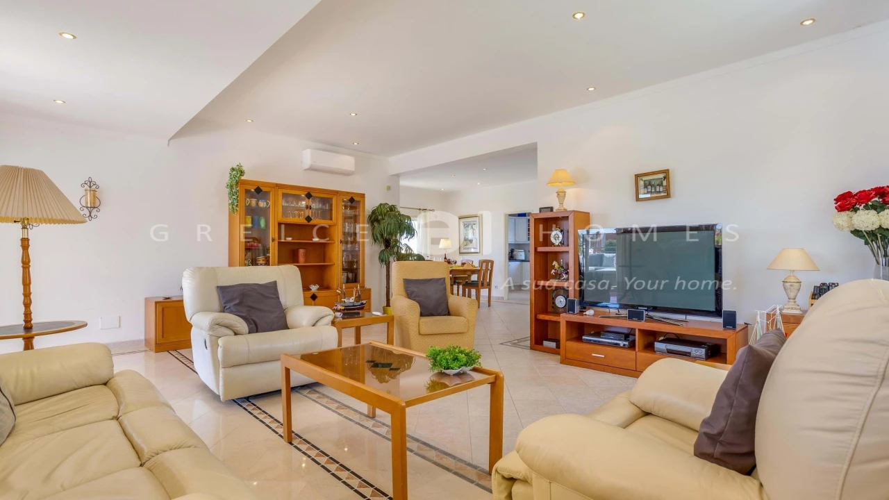 Moradia T4 para Arrendamento em Quarteira Foto 11