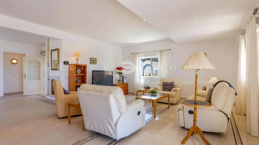 Moradia T4 para Arrendamento em Quarteira Foto 9