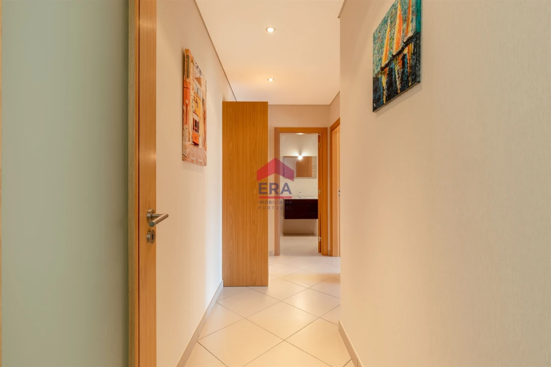 Apartamento T0 para Venda em Quelfes Foto 2