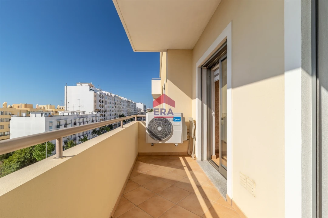 Apartamento T0 para Venda em Quelfes Foto 7