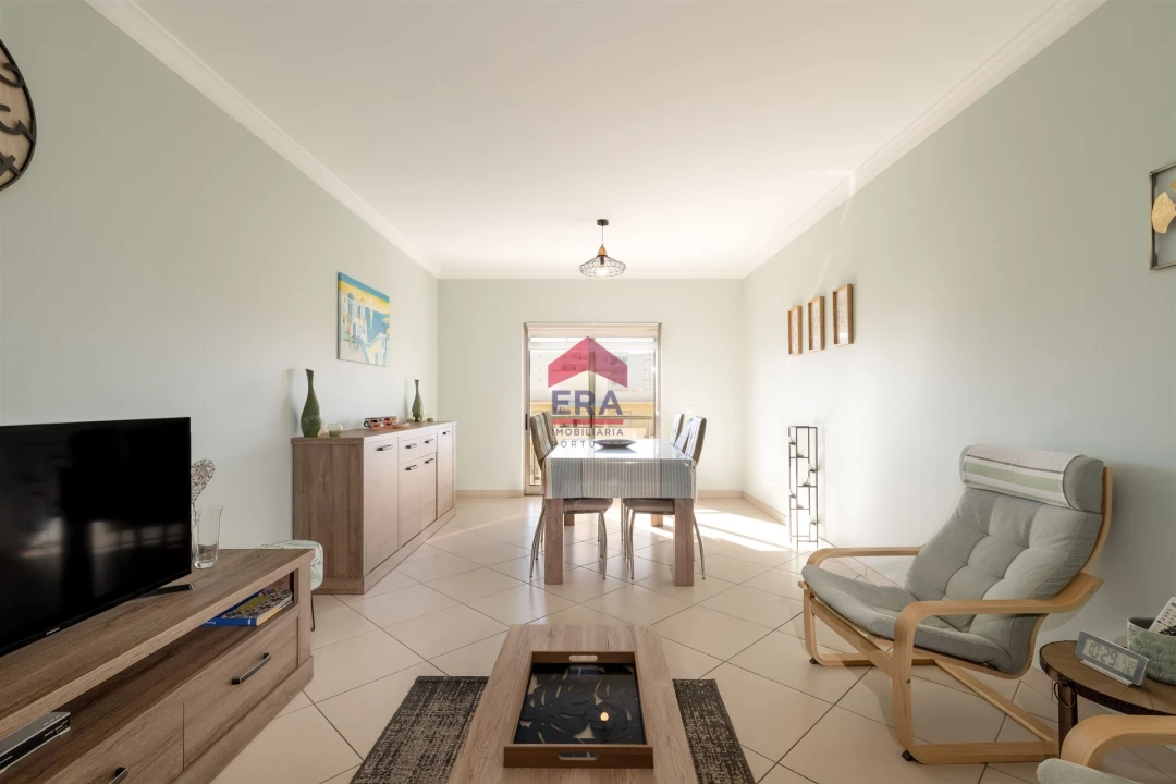 Apartamento T0 para Venda em Quelfes Foto 1