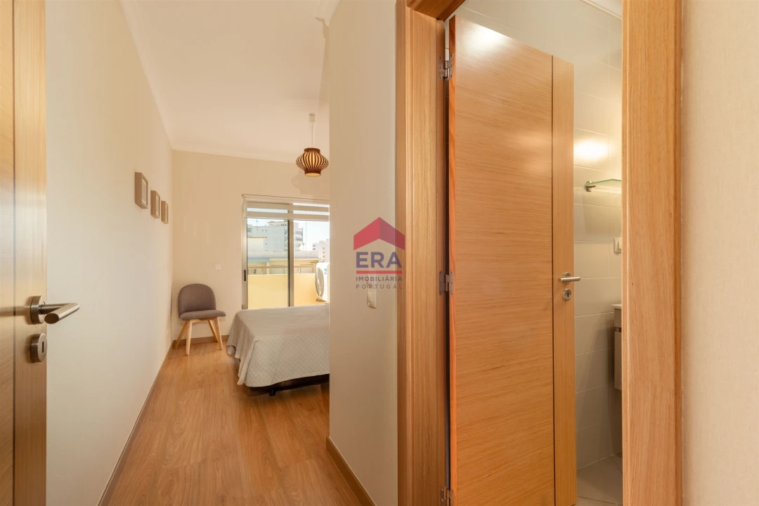 Apartamento T0 para Venda em Quelfes Foto 9