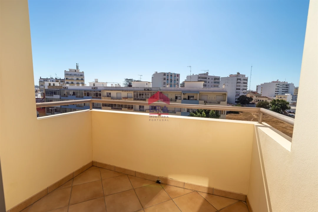 Apartamento T0 para Venda em Quelfes Foto 14