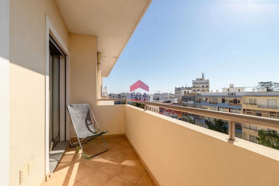 Apartamento T0 para Venda em Quelfes Foto 6