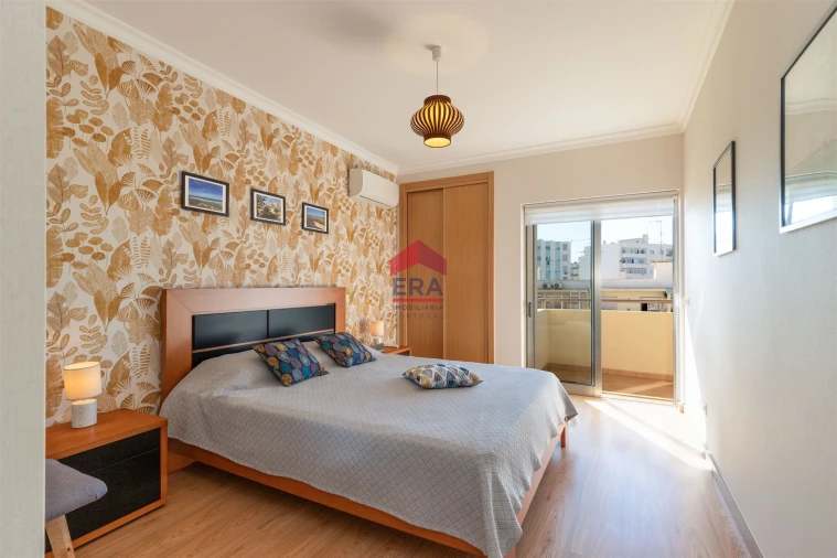 Apartamento T0 para Venda em Quelfes Foto 4