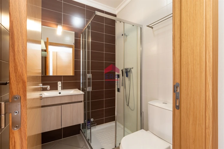 Apartamento T0 para Venda em Quelfes Foto 10