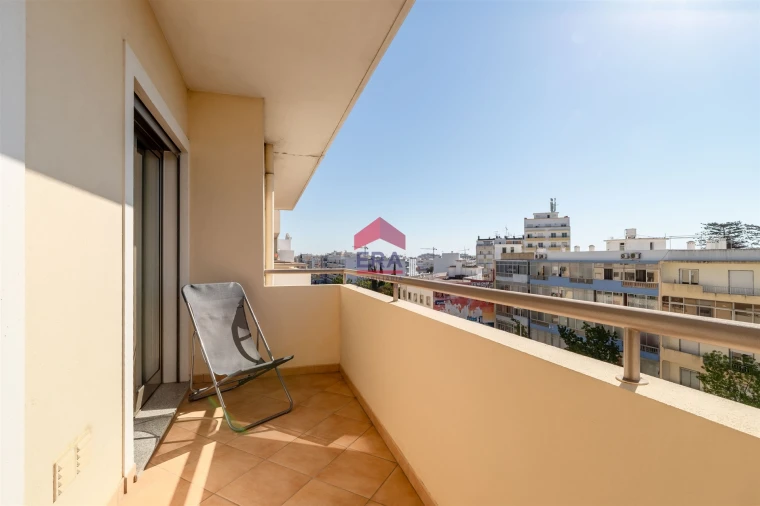 Apartamento T0 para Venda em Quelfes Foto 6