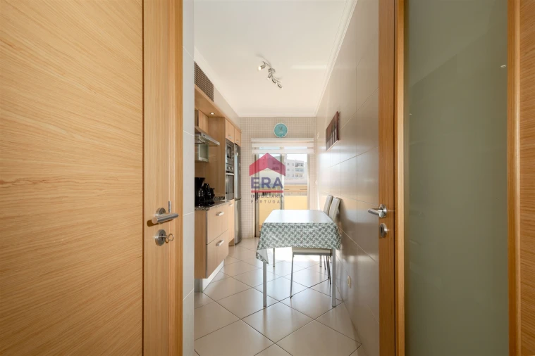 Apartamento T0 para Venda em Quelfes Foto 11