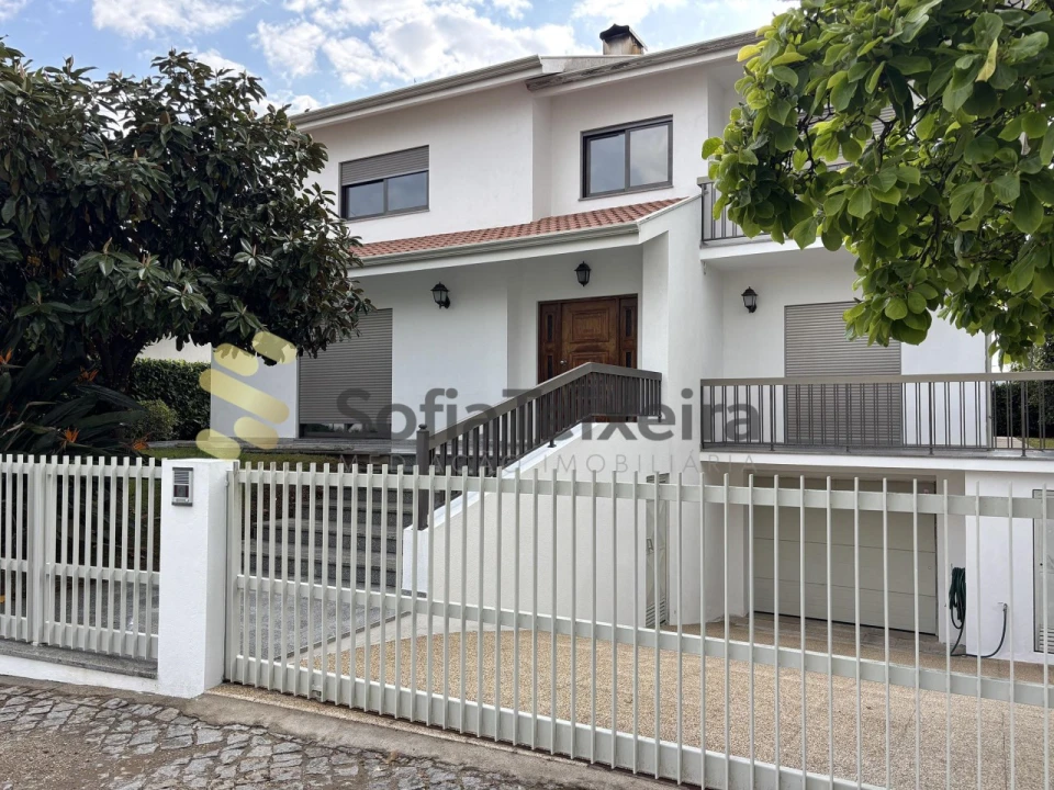 Moradia T4 para Venda em Freixo de Cima e de Baixo Foto 1