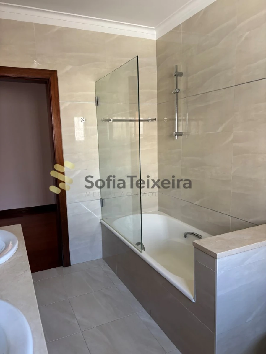 Moradia T4 para Venda em Freixo de Cima e de Baixo Foto 12