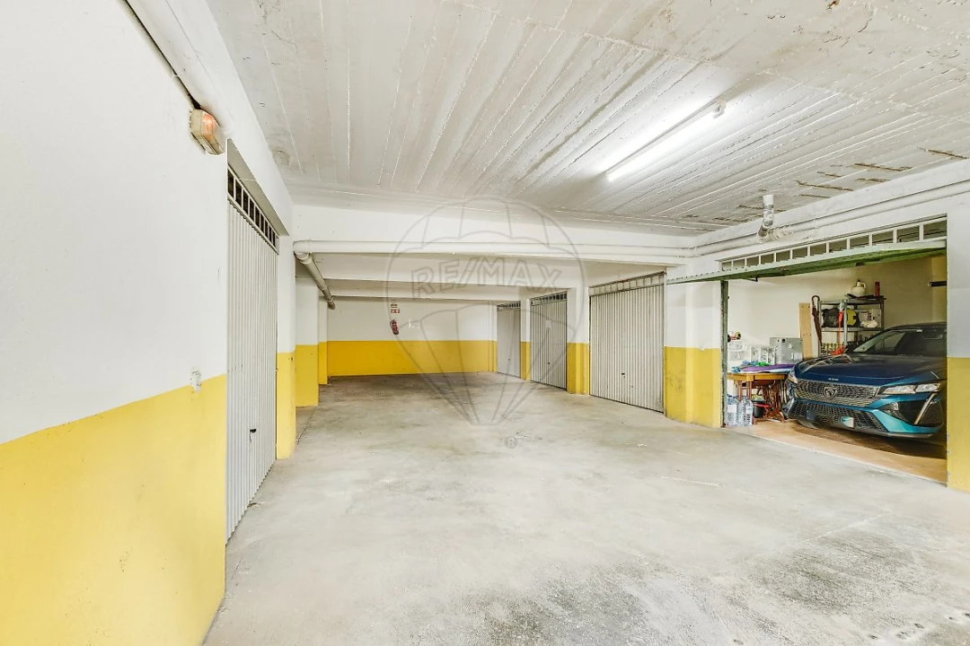 Garagem para Venda em Vialonga Foto 1