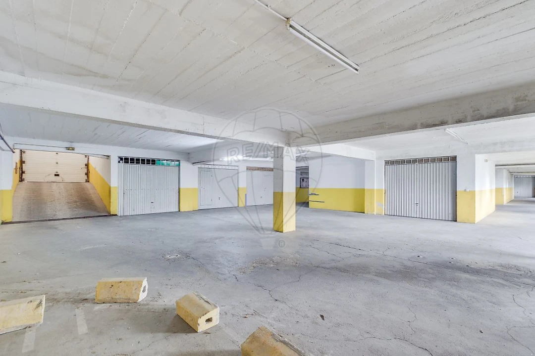 Garagem para Venda em Vialonga Foto 4