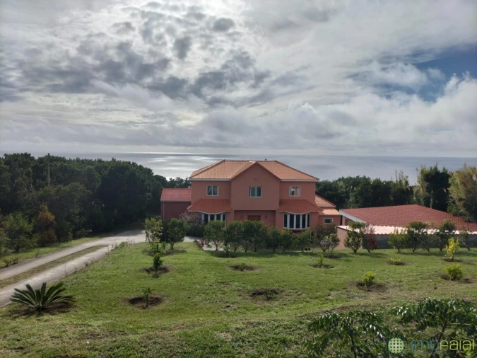 Moradia T5 para Venda em Capelo Foto 1