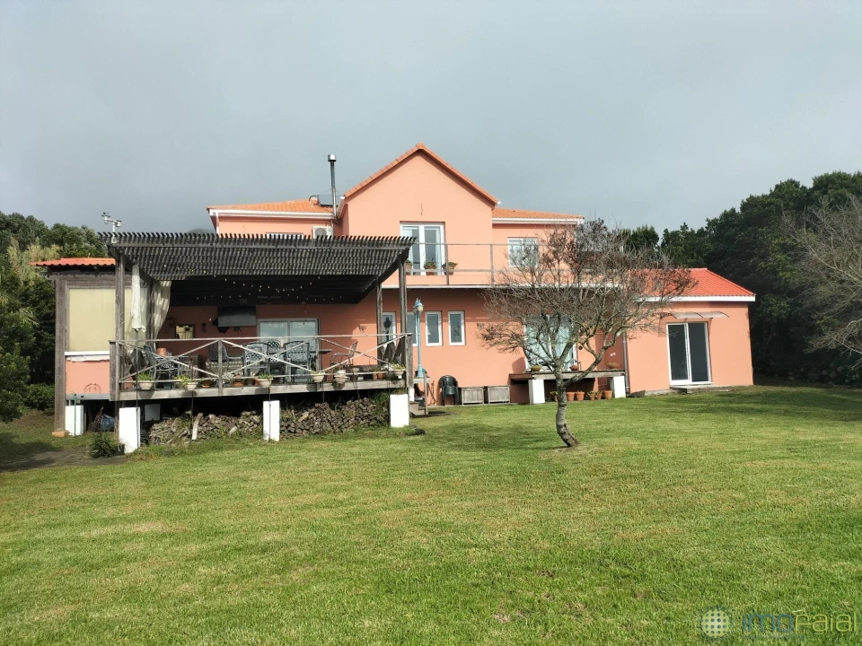 Moradia T5 para Venda em Capelo Foto 3