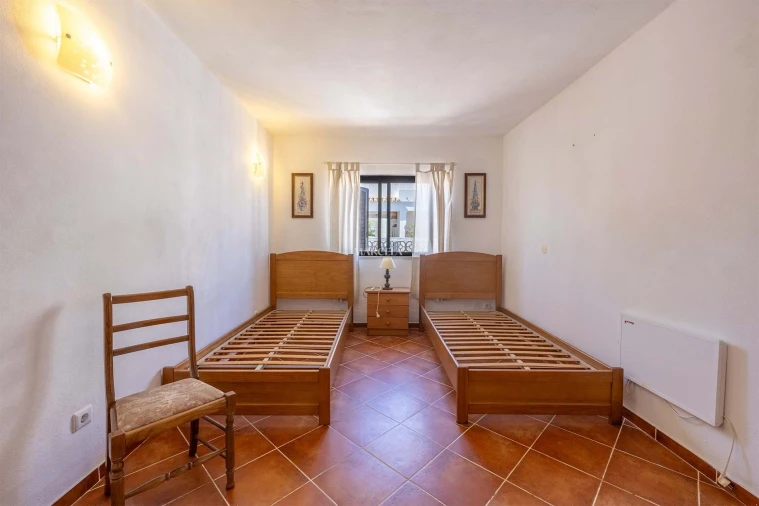 Moradia T4 para Venda em Odiaxere Foto 4