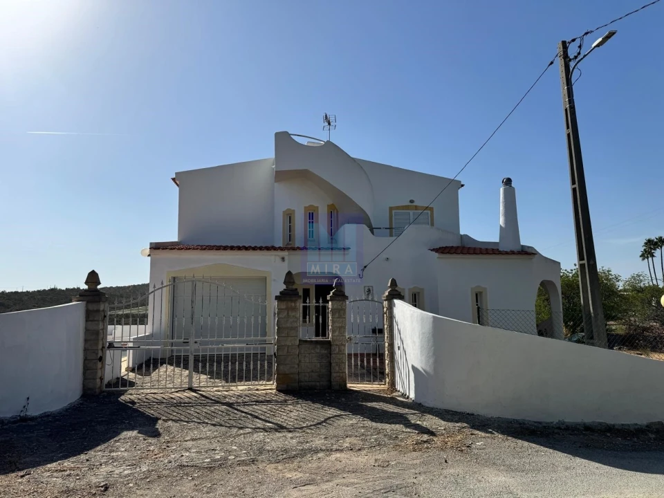 Moradia T4 para Venda em Santa Barbara de Nexe Foto 1
