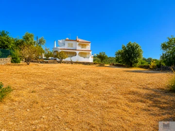 Moradia T4 para Venda em Santa Barbara de Nexe
