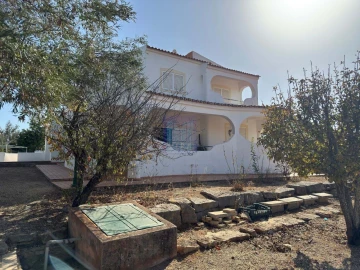 Moradia T4 para Venda em Santa Barbara de Nexe