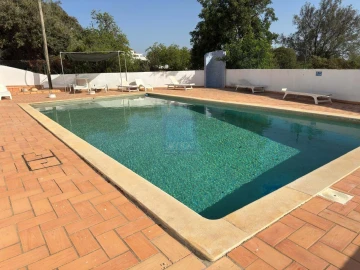 Moradia T4 para Venda em Santa Barbara de Nexe