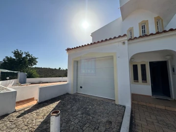 Moradia T4 para Venda em Santa Barbara de Nexe