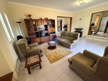 Moradia T4 para Venda em Santa Barbara de Nexe