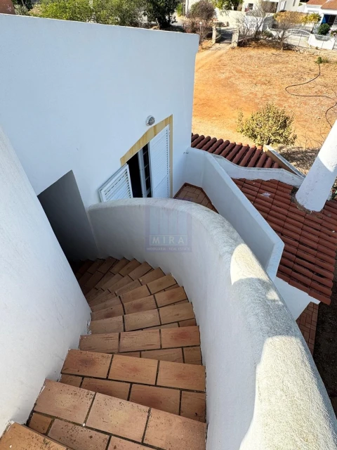 Moradia T4 para Venda em Santa Barbara de Nexe