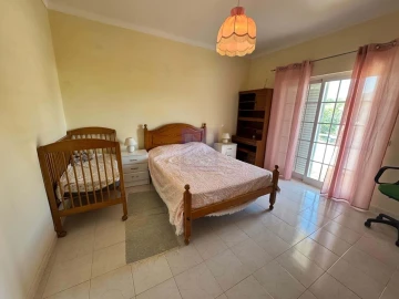 Moradia T4 para Venda em Santa Barbara de Nexe