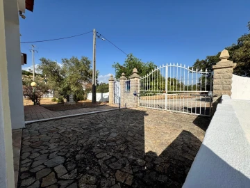 Moradia T4 para Venda em Santa Barbara de Nexe