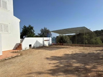 Moradia T4 para Venda em Santa Barbara de Nexe