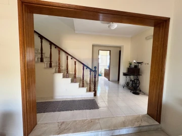 Moradia T4 para Venda em Santa Barbara de Nexe