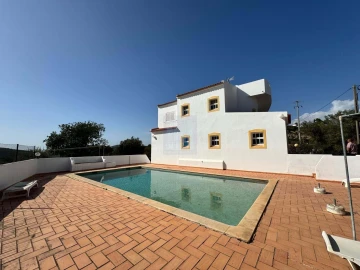 Moradia T4 para Venda em Santa Barbara de Nexe
