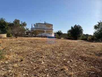 Moradia T4 para Venda em Santa Barbara de Nexe
