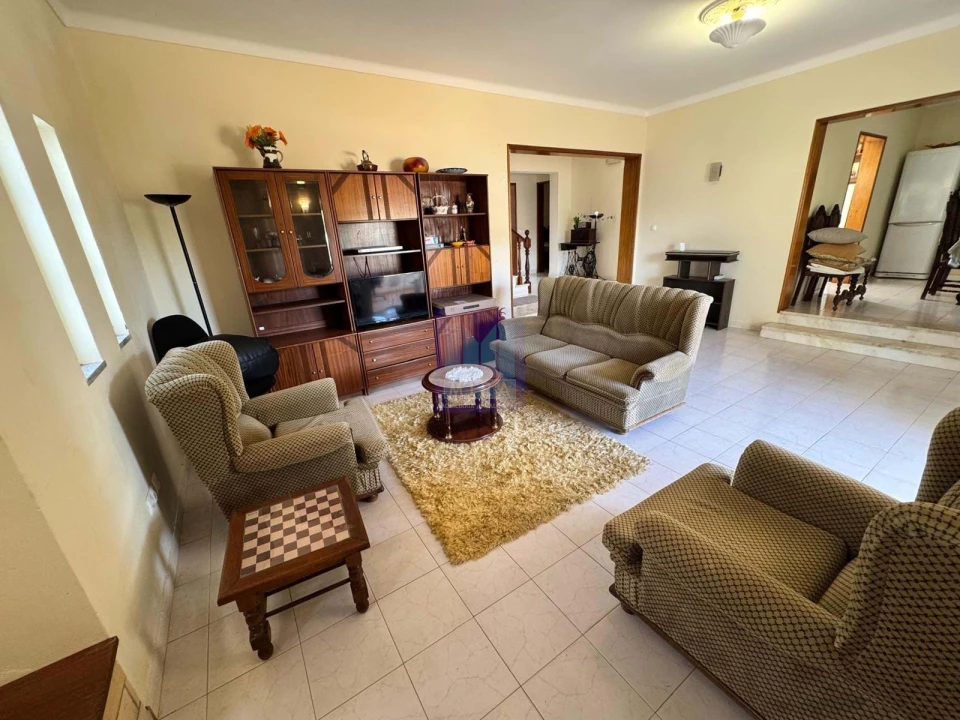 Moradia T4 para Venda em Santa Barbara de Nexe Foto 8